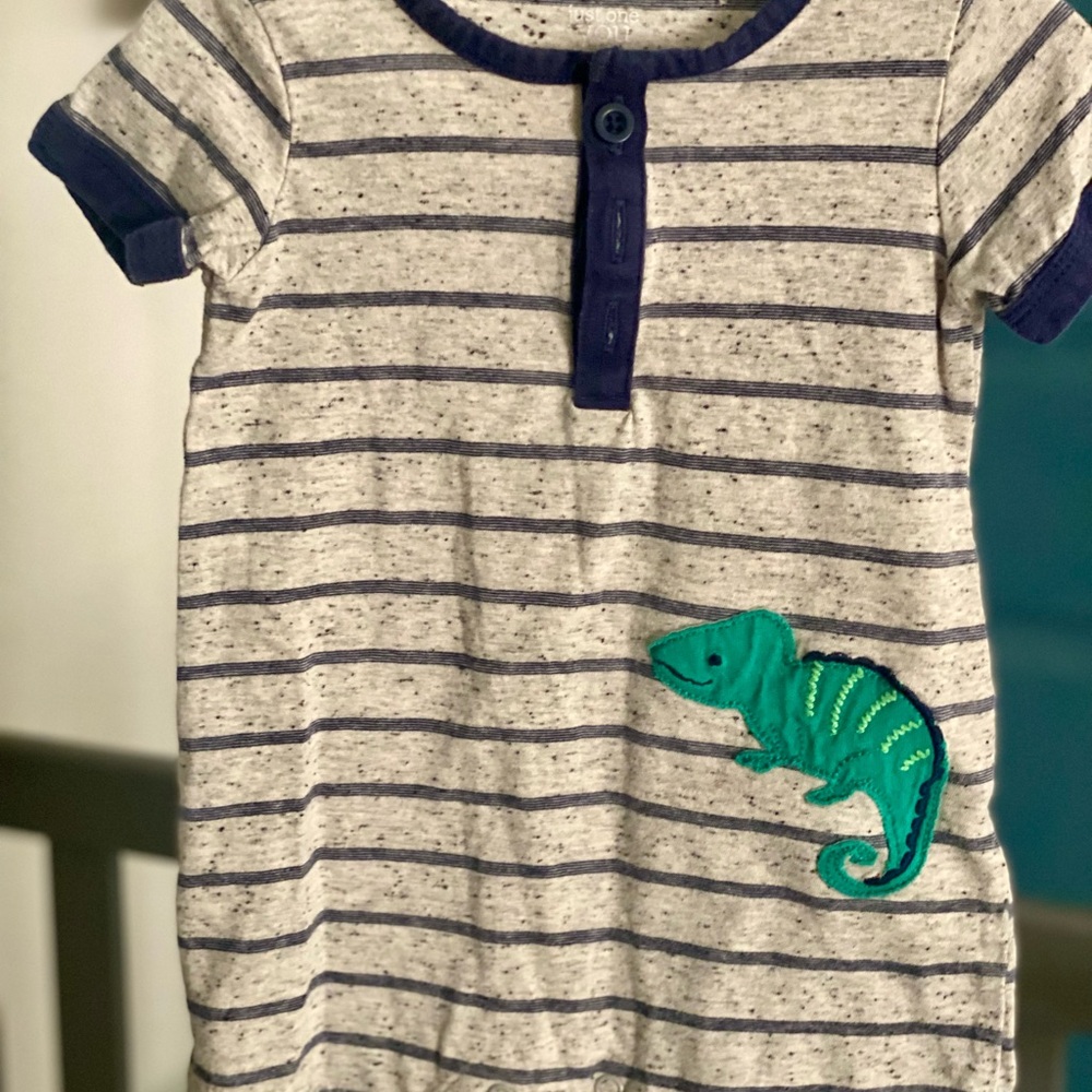 Striped baby bodysuits with lizard Patch